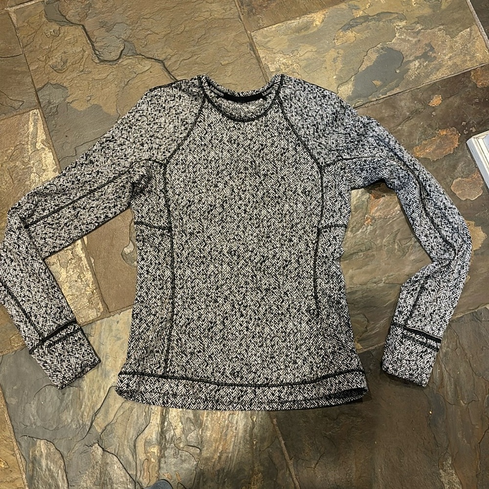 Lululemon running long sleeve shirt with finger holes and small zip pocket